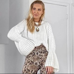 Moon & Madison White Chunky Knit Bell Sleeve Sweater Size Medium